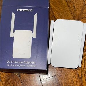 White Wi-Fi Range Extender